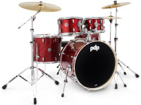 <b>DW PDP MAINSTAGE Cherry</b> KIT BATERIA COMPLETA 5-PCS - Batería completa DW PDP MAINSTAGE Red Cherry de 5 piezas BD de 22", El kit incluye: Batería de 5 piezas + Platillos Paiste 101 + Pedal de bombo + Taburete, Soporte para platillos + Sopo...