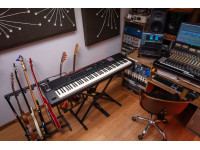 <b>Roland FANTOM-07 Sintetizador 3.500 Sons Sampling Visor TOUCH a Cores 76-teclas</b>