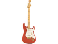 Fender  Limited Edition Player Maple Fingerboard Fiesta Red Gold Hardware - Cuerpo de aliso con acabado brillante., Tres pastillas Stratocaster de bobina simple de la serie Player., Perfil de mástil 